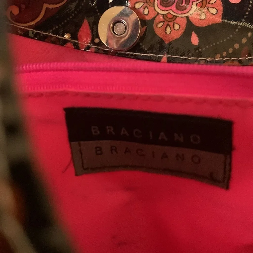 Braciano bohemian purse in vinyl with adjustable guitar shoulder strap.
